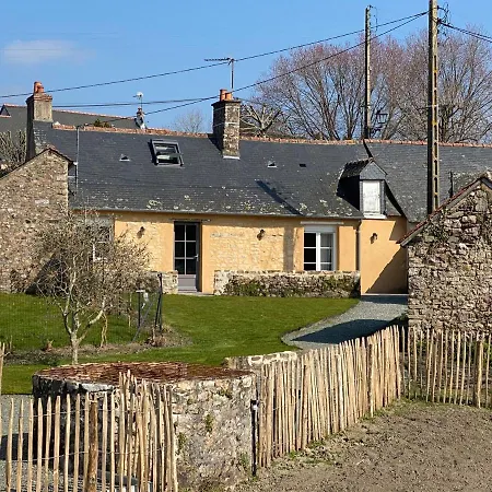 Gite Du Petit Rocher Sainte Suzanne Exterior photo